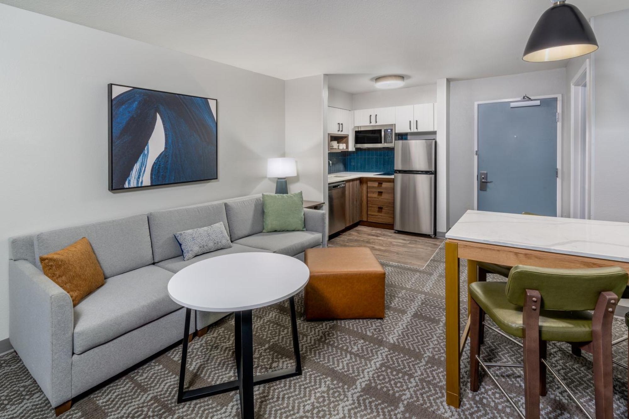 Deluxe Two-Bedroom Suite with Three Queen Beds