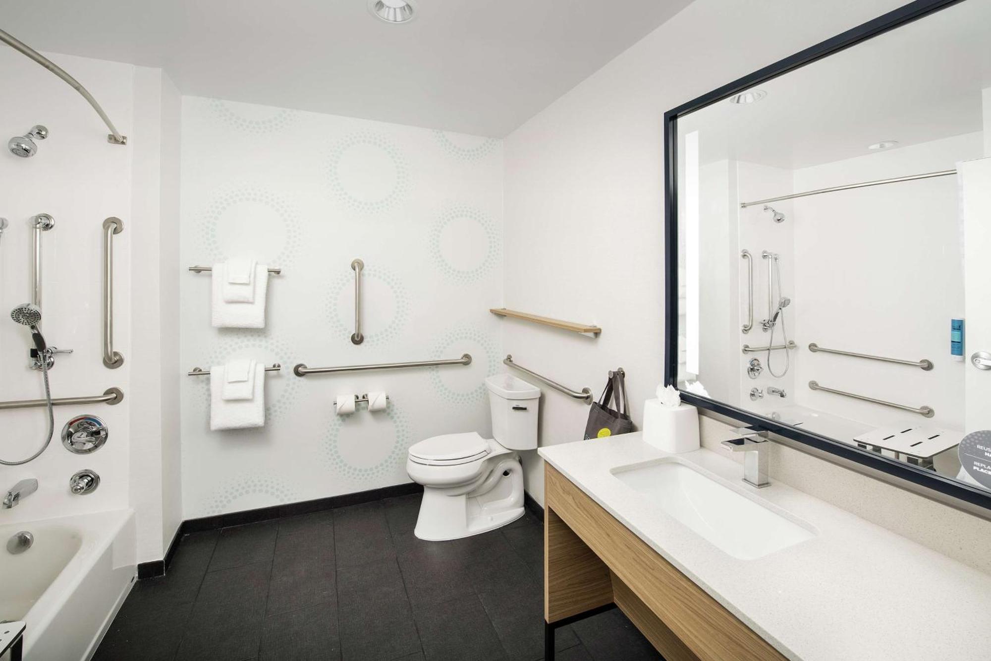 Queen Room Two Queen Beds Accessible Tub Mobility Access