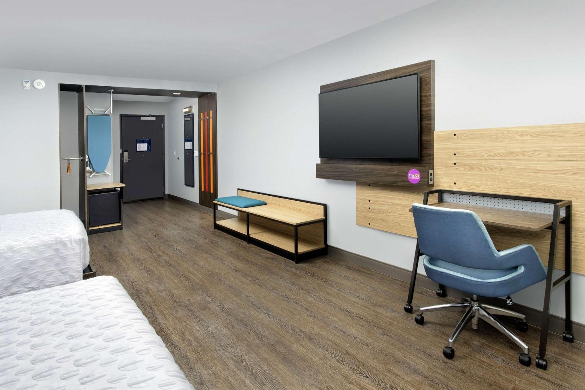 Queen Room Two Queen Beds Accessible Tub Mobility Access
