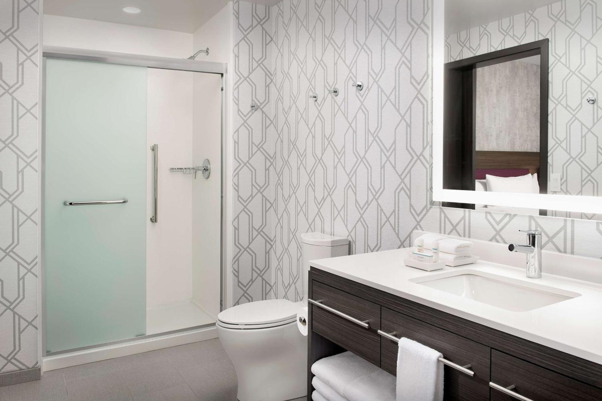One-Bedroom King Suite - Non-Smoking