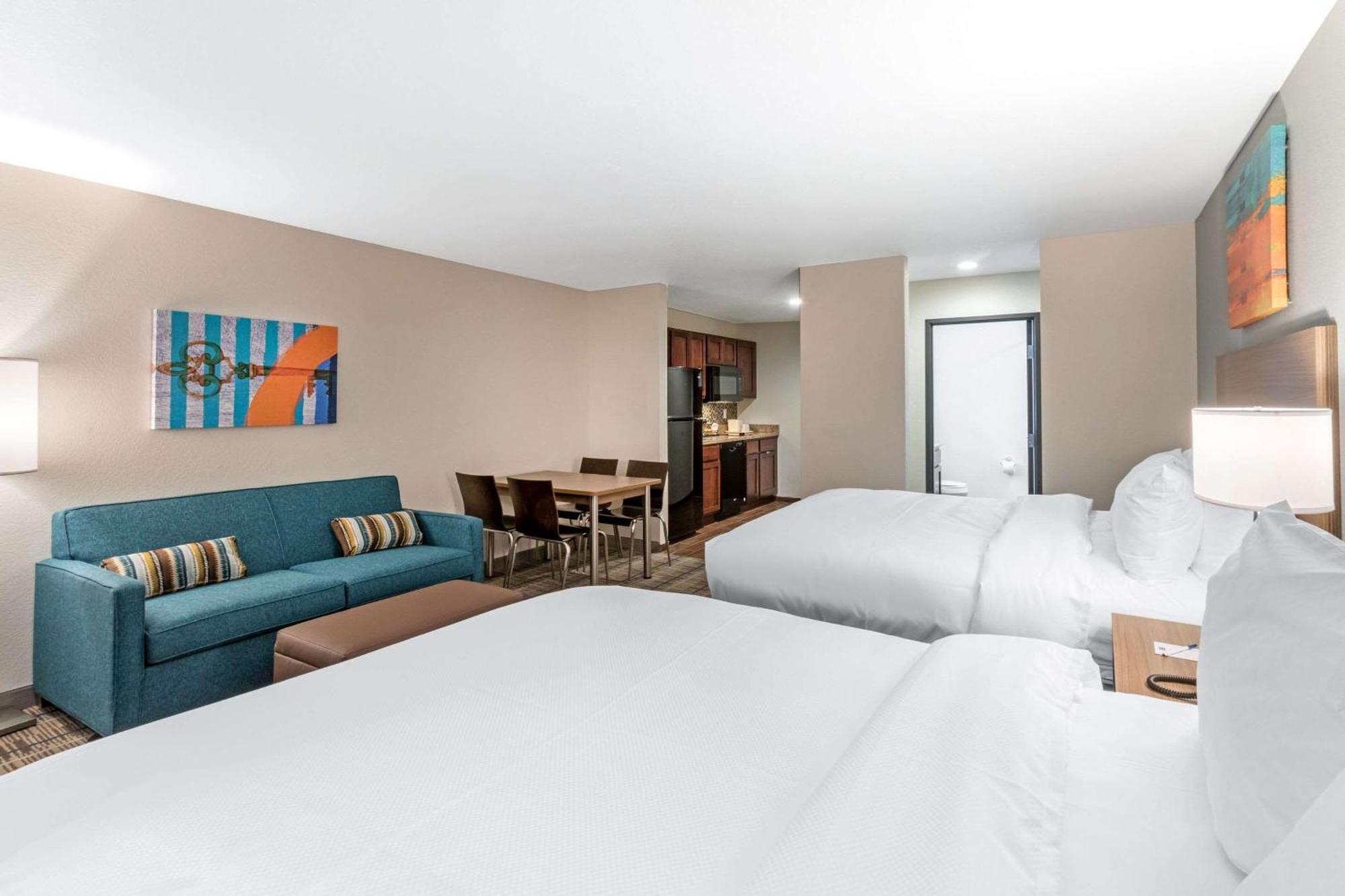 Queen Suite Two Queen Beds Sofa Bed Non-Smoking