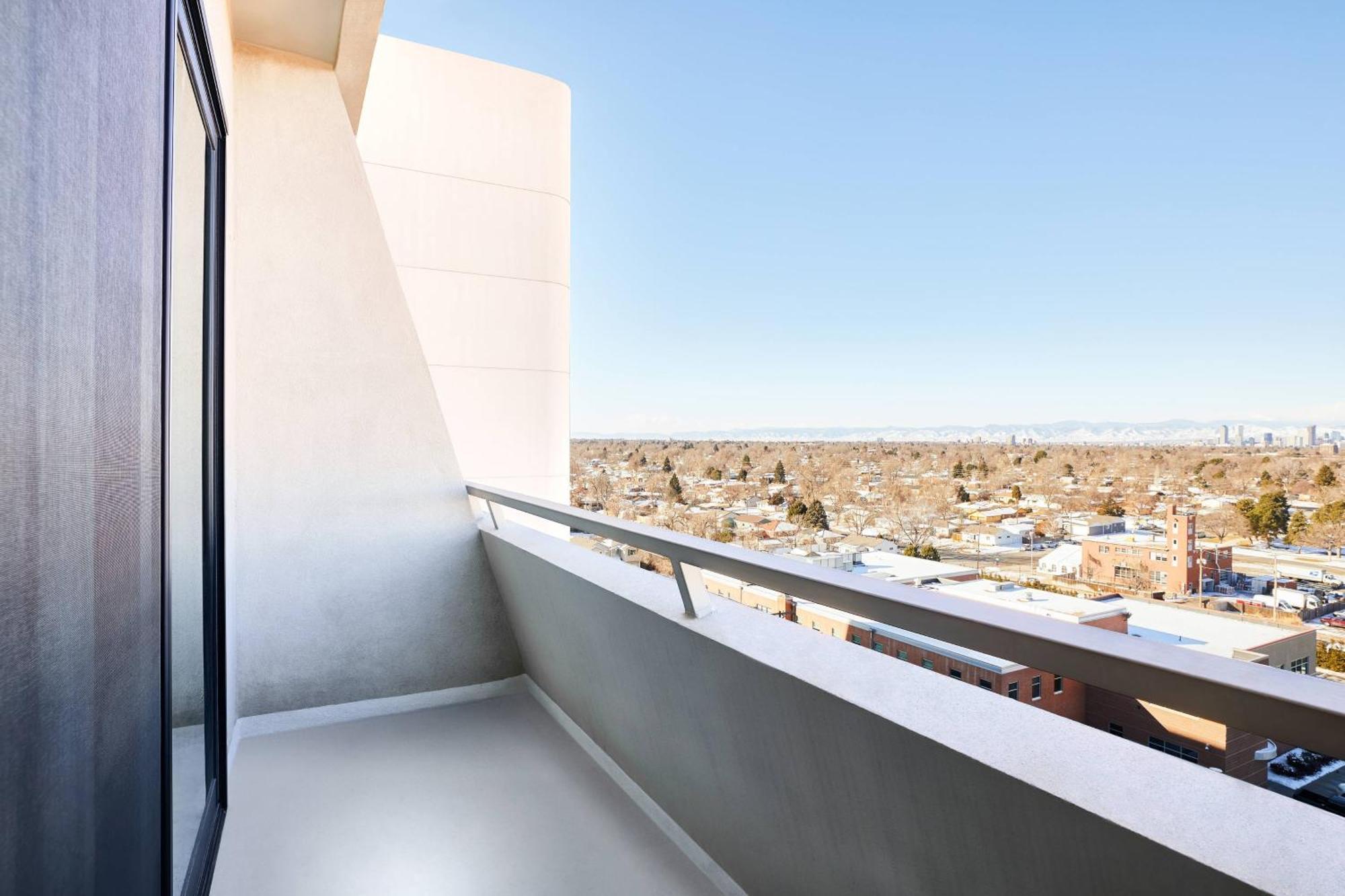 Queen Room Mountain View High Floor or Club Level