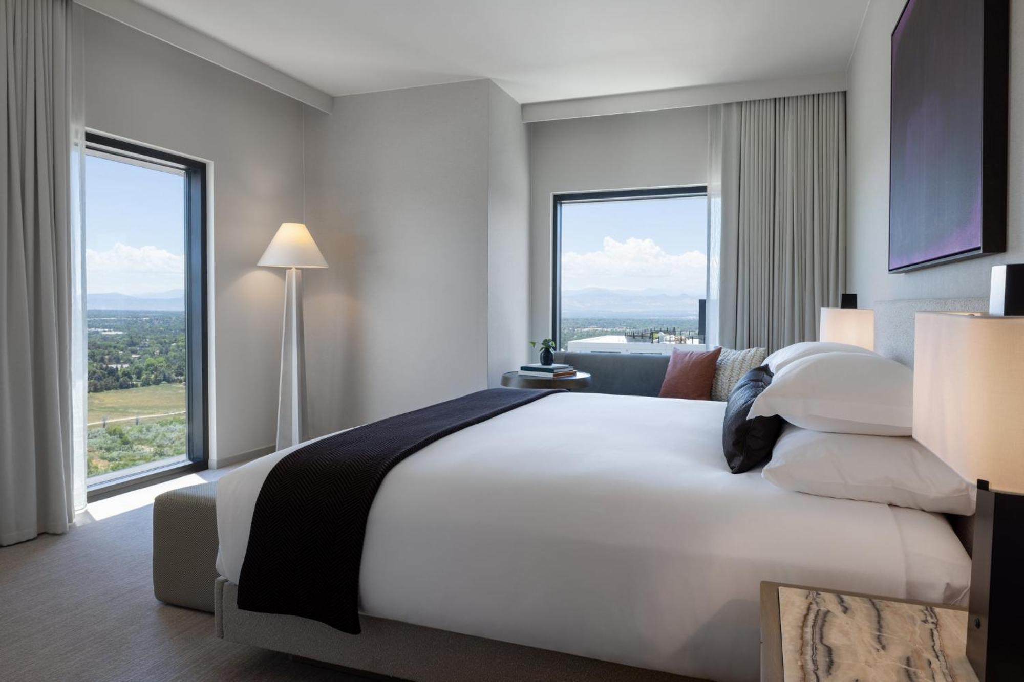 Premium King Corner Room Mountain View