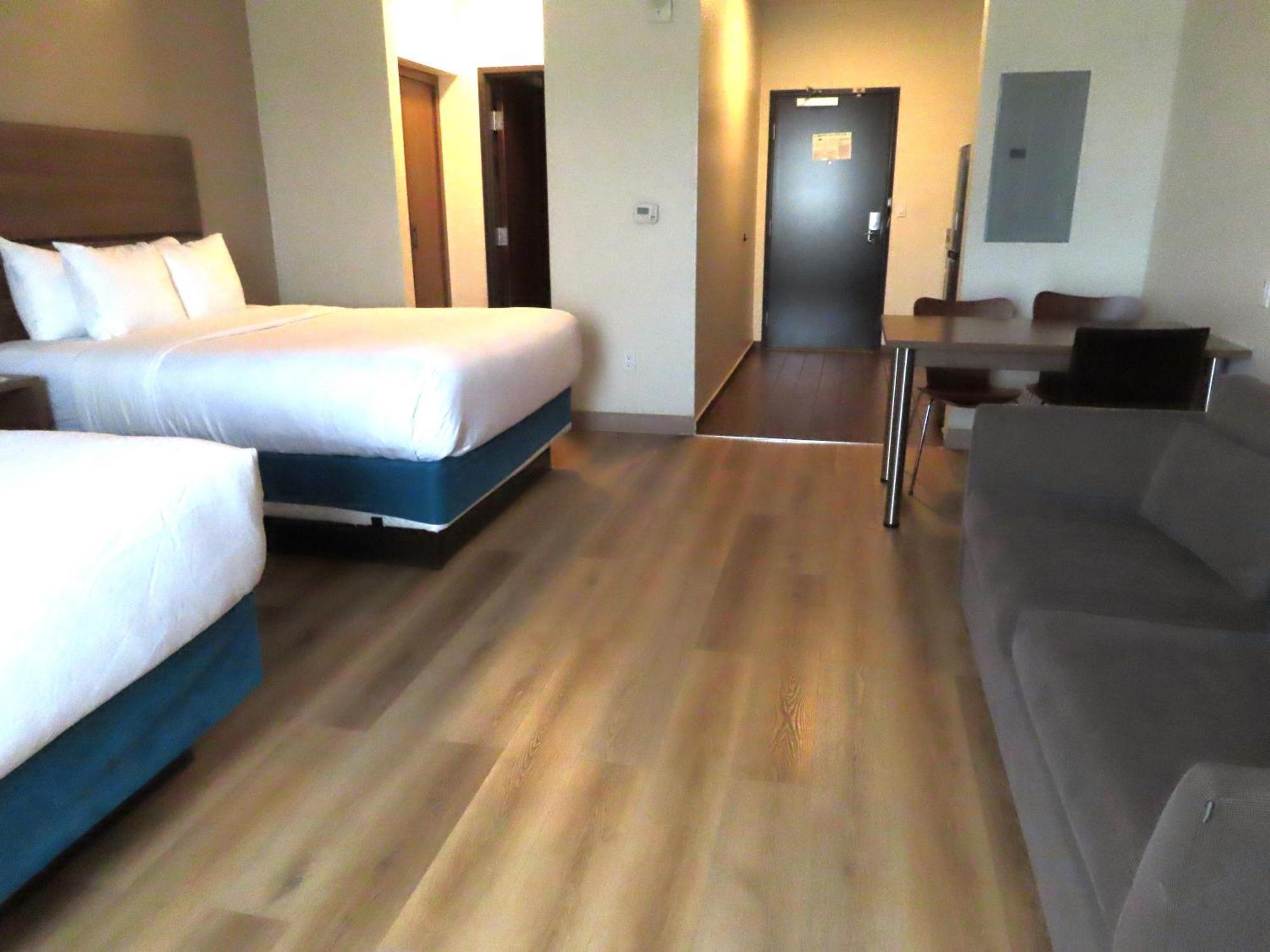 Queen Suite Two Queen Beds Sofa Bed Non-Smoking