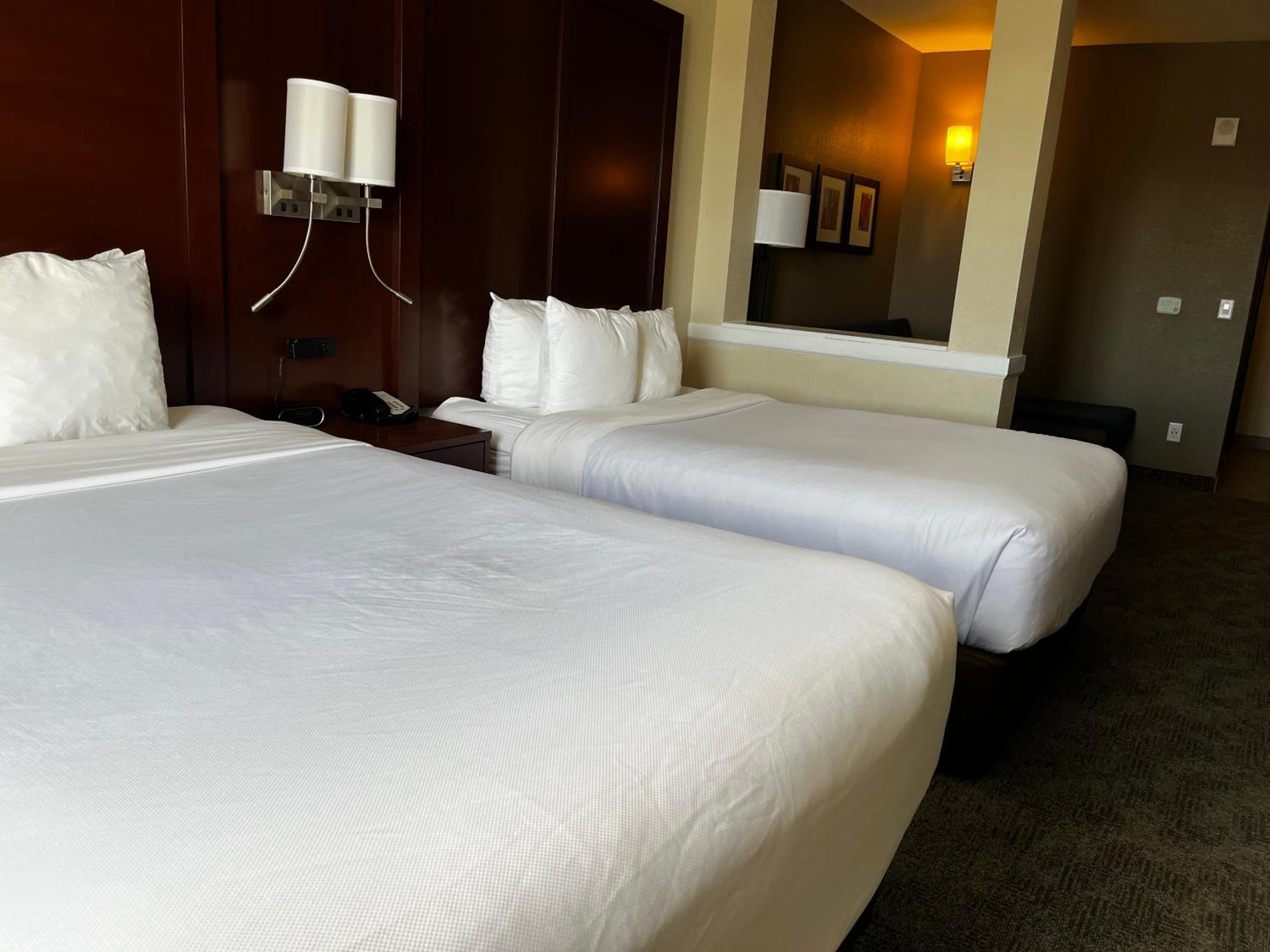 Queen Suite Two Queen Beds Sofa Bed Non-Smoking