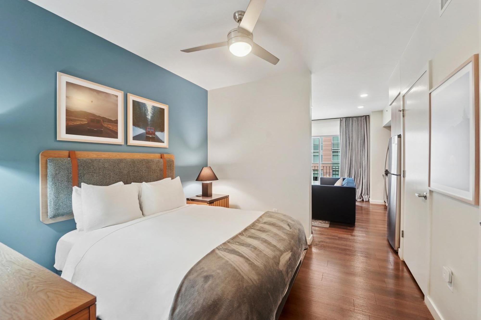 Studio Designer Furnished Apt at Union Station