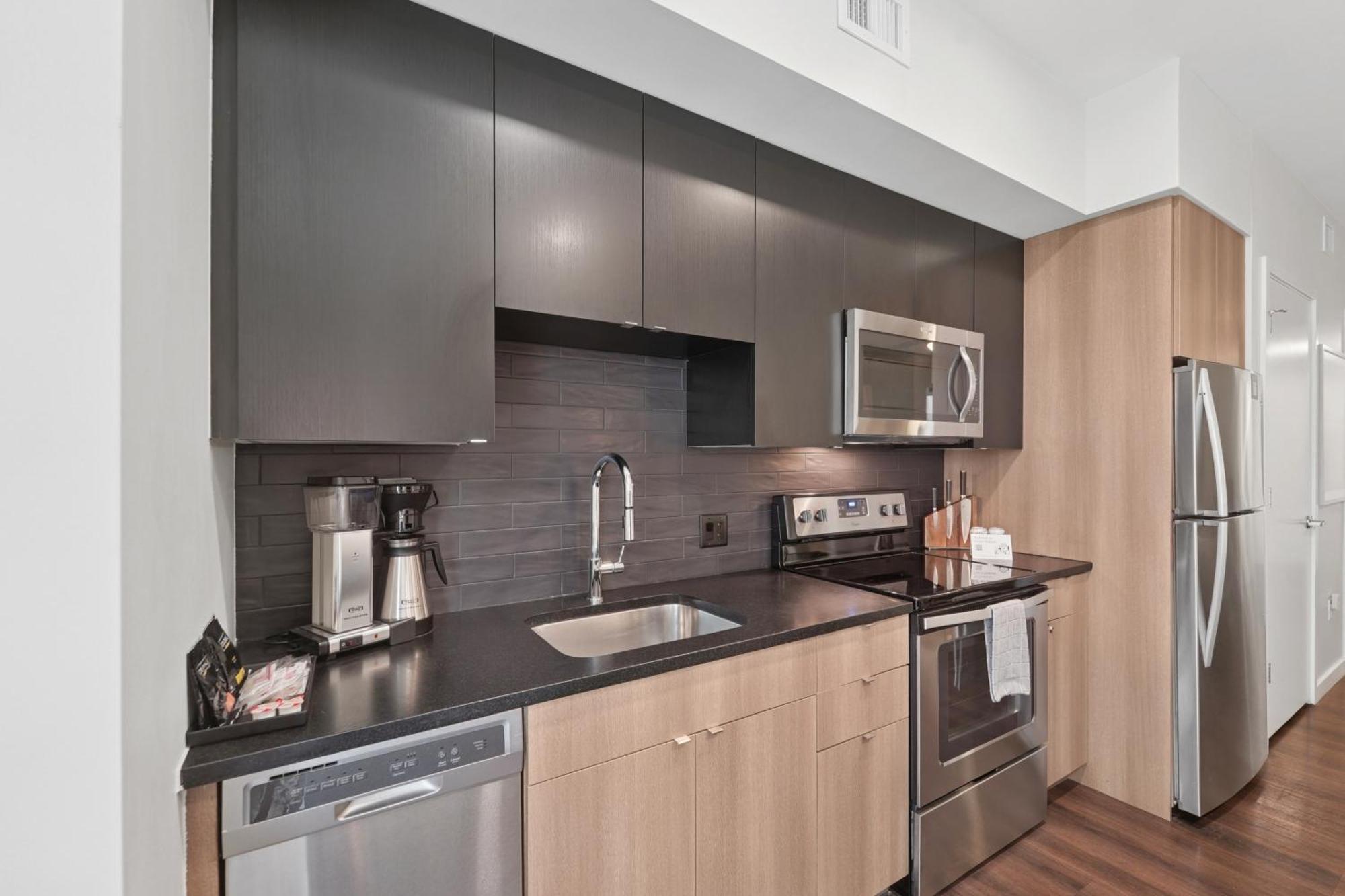 Studio Designer Furnished Apt at Union Station