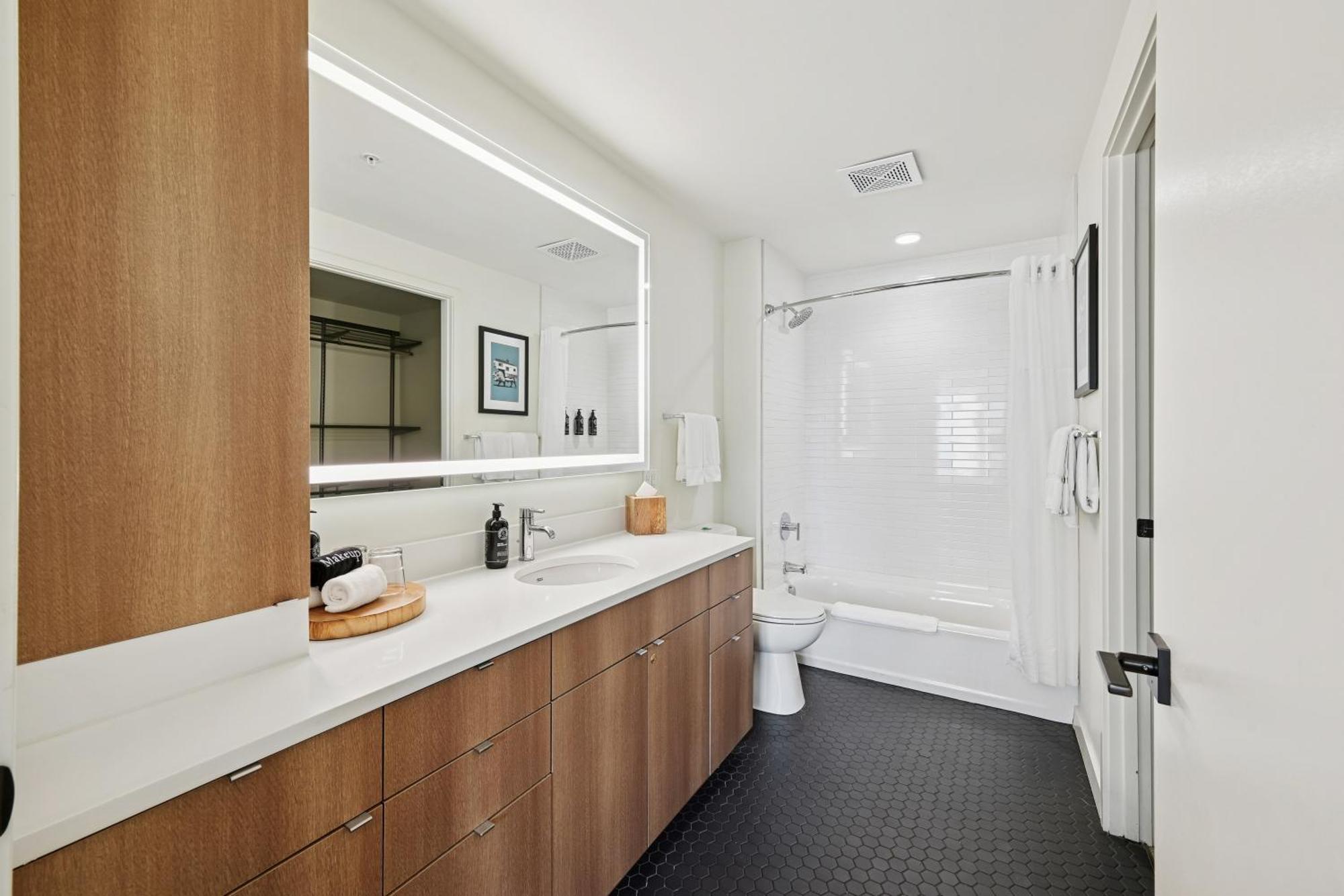 2 Bedroom Designer Furnished Apt at Union Station