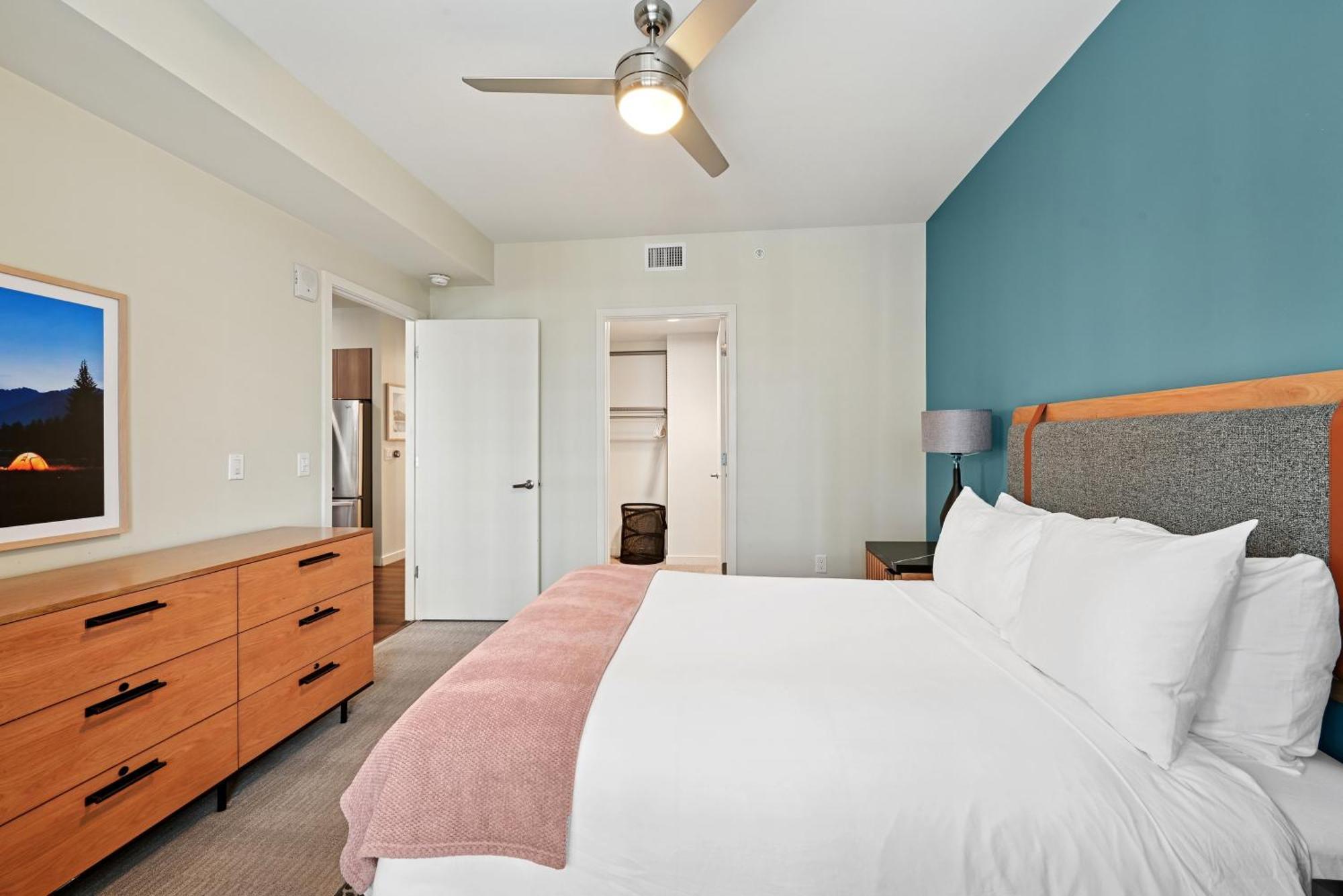 1 Bedroom Designer Furnished Apt at Union Station