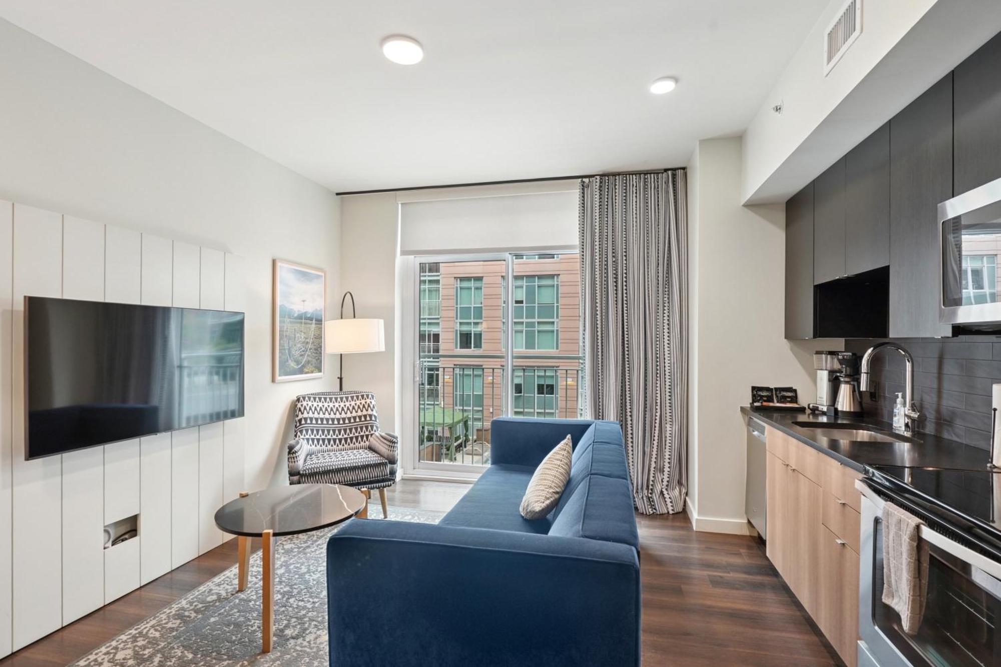Studio Designer Furnished Apt at Union Station