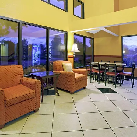Super 8 By Wyndham Denver Stapleton-3